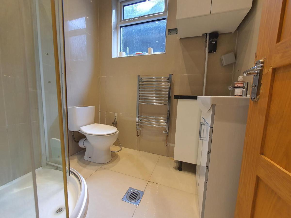 Private Room- Direct Travel Central/ Heathrow London Exteriör bild